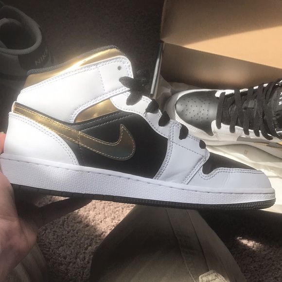 🖤💛AIR JORDAN 1 MIDS BLACK AND GOLD - Picture 1 of 4